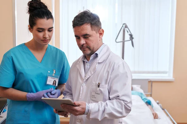 Reifer Arzt Mit Digitalem Tablet Während Patienten Testergebnisse Mit Krankenschwester — Stockfoto