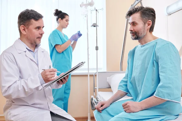 Medico Maturo Camice Laboratorio Che Prende Appunti Nella Cartella Clinica — Foto Stock