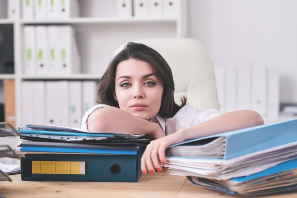 Portret Van Jonge Zakenvrouw Uitgeput Met Papierwerk Leunend Mappen Met — Stockfoto