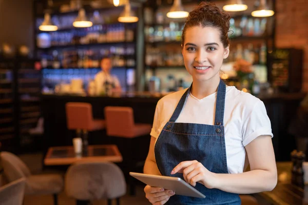 Ung Leende Servitris Förkläde Och Shirt Står Framför Kameran När — Stockfoto