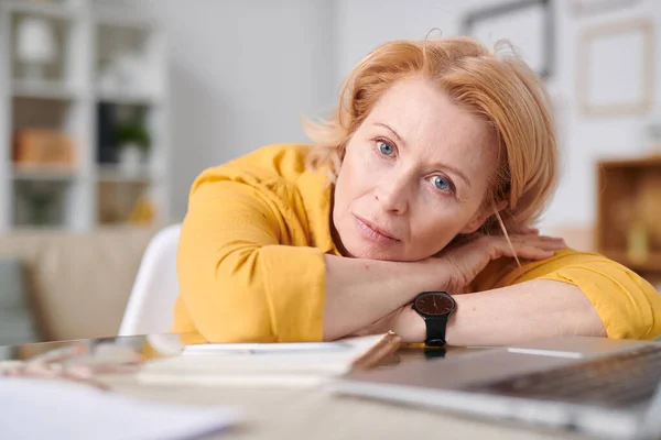 Mature Blond Self Isolated Businesswoman Looking You While Lying Desk — Stock Photo, Image