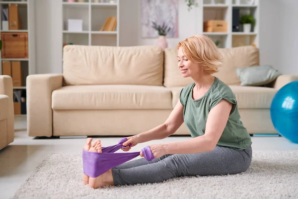 Glückliche Reife Frau Grauen Leggins Und Shirt Sitzt Auf Dem — Stockfoto