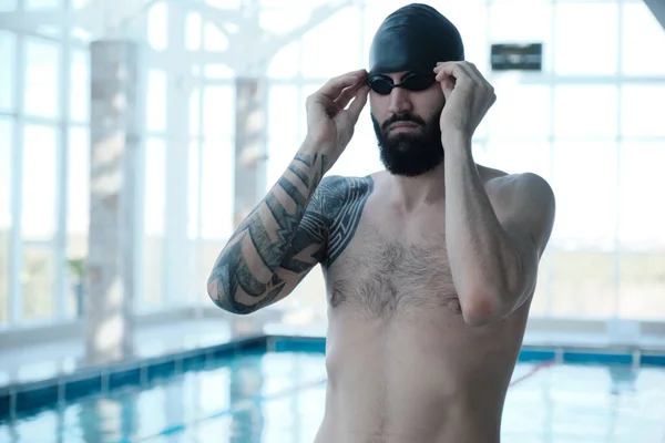 Nageur Barbu Brutal Avec Lunettes Réglage Tatouage Tout Préparant Formation — Photo