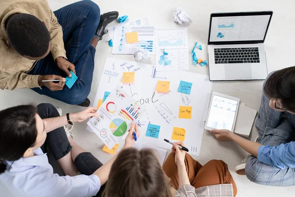 Direct Boven Het Zicht Van Multi Etnische Collega Die Vloer — Stockfoto