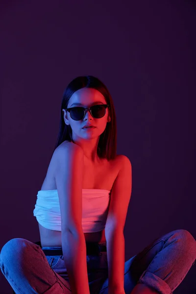 Mujer Joven Elegante Gafas Sol Camiseta Blanca Vaqueros Azules Sentados —  Fotos de Stock