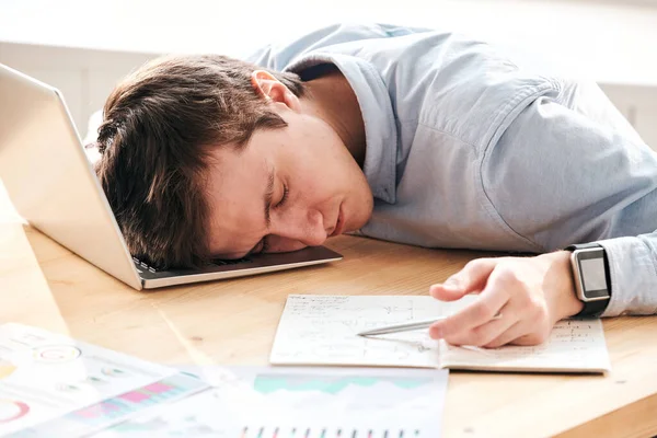 Jonge Vermoeide Man Uitgeput Met Berekeningen Liggend Laptop Tijdens Het — Stockfoto