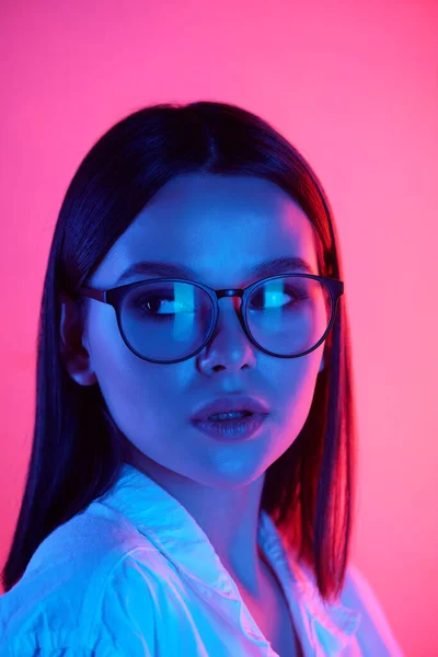 Mujer Joven Con Cabello Largo Oscuro Maquillaje Perfecto Con Gafas —  Fotos de Stock