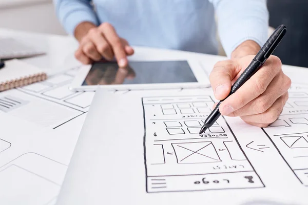 Primer Plano Del Ingeniero Irreconocible Que Utiliza Tableta Digital Mientras — Foto de Stock