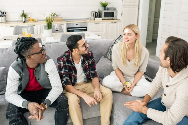 Four Young Intercultural Friends Playing Name Game While Relaxing Couch — Stock Photo, Image