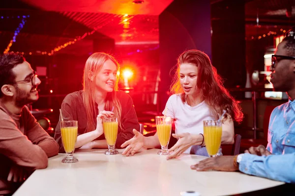 Dos Jóvenes Pareja Intercultural Sentado Mesa Cafetería Centro Ocio Después —  Fotos de Stock