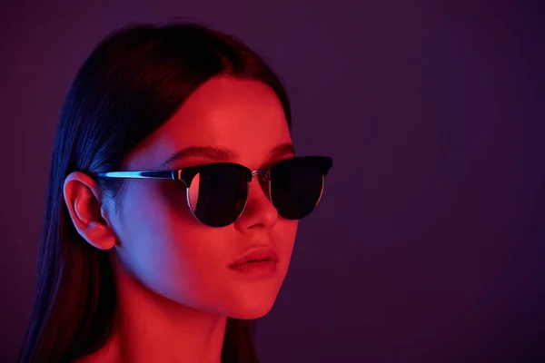 Cabeza Mujer Joven Elegante Con Maquillaje Perfecto Usando Gafas Sol — Foto de Stock
