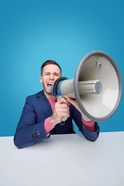 Irritado Jovem Gerente Masculino Chefe Gritando Megafone Fazer Anúncio Aviso — Fotografia de Stock