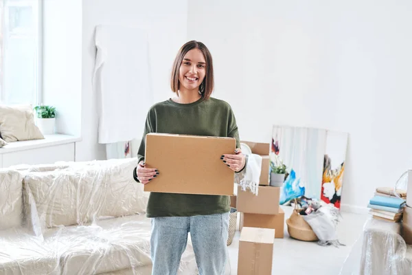 Mulher Sorridente Jovem Casualwear Segurando Caixa Papelão Enquanto Frente Câmera — Fotografia de Stock