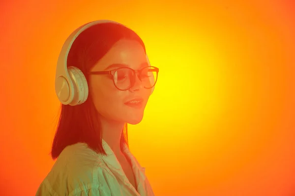 Mujer Joven Con Gafas Camisa Blanca Disfrutando Música Favorita Auriculares —  Fotos de Stock