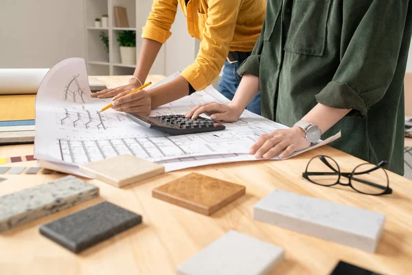 Joven Arquitecta Señalando Plano Desenrollado Explicando Boceto Colega Haciendo Cálculos — Foto de Stock