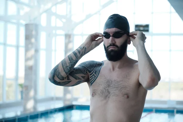 Nadador Barbudo Con Gorra Negra Ajustando Gafas Natación Mientras Está —  Fotos de Stock