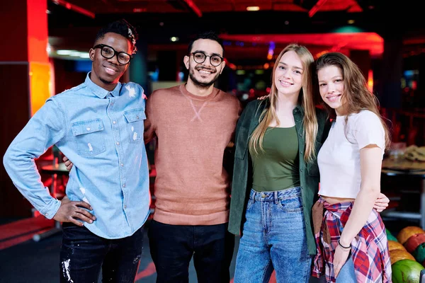 Grupp Unga Glada Interkulturella Vänner Står Rad Omfamning Bakgrund Bowling — Stockfoto