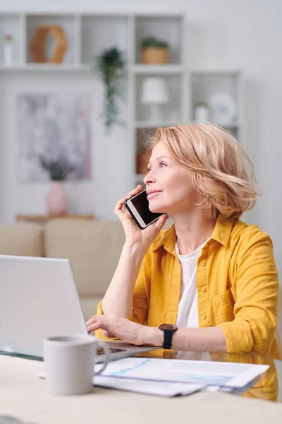 Successful Mature Female Agent Smartphone Calling One Clients While Sitting — Stock Photo, Image