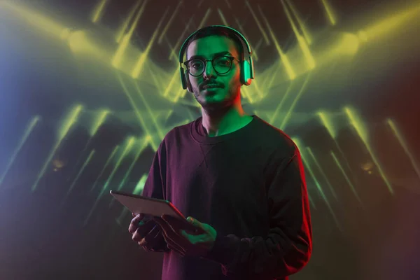 Kulaklık Takan Genç Ciddi Yazılım Geliştirici Kameranın Önünde Neon Işıklarla — Stok fotoğraf