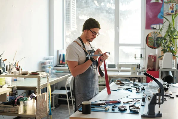 Trabajador Cuero Serio Joven Ropa Trabajo Pie Por Mesa Taller — Foto de Stock