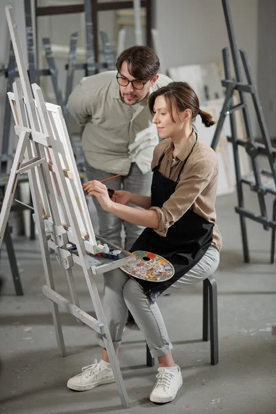 Jolie Jeune Étudiante Travaillant Sur Peinture Devant Chevalet Tandis Que — Photo