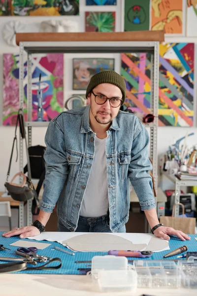 Jonge Professionele Leerkracht Casualwear Buigend Tafel Terwijl Hij Zijn Werkplaats — Stockfoto