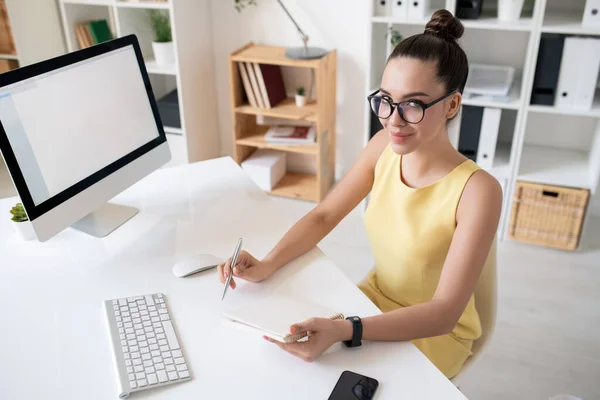 Hübsche Junge Lächelnde Managerin Brille Und Elegantem Kleid Sitzt Schreibtisch — Stockfoto