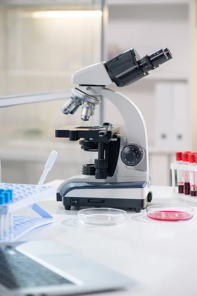 Mikroskop Von Wissenschaftlern Oder Biologen Petrischalen Und Fläschchen Arbeitsplatz Chemielabor — Stockfoto