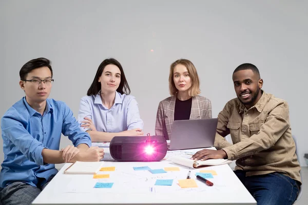 Porträtt Unga Rasspecialister Som Sitter Vid Bordet Med Projektor Och — Stockfoto