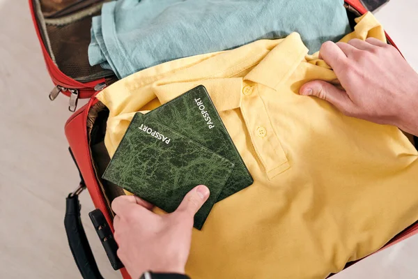 Close Turistas Irreconhecíveis Colocando Passaporte Mala Enquanto Faz Malas Antes — Fotografia de Stock