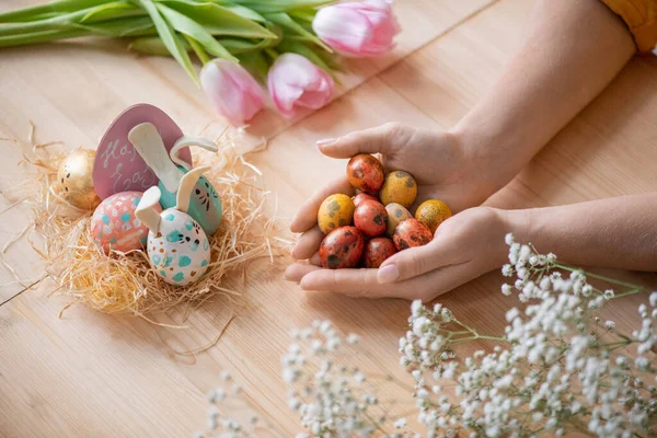 View Unrecognizable Woman Holding Handful Quails Eggs Wooden Table While — Stock Photo, Image