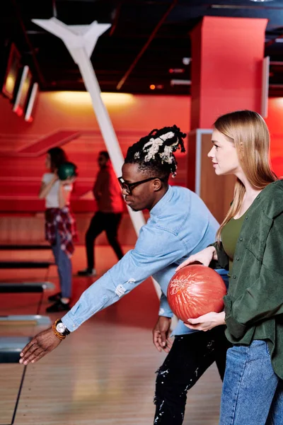 Afrikai Srác Kinyújtott Karral Magyarázza Barátnőjének Hogyan Dobja Bowling Golyó — Stock Fotó