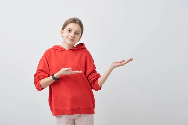 Calma Adolescente Femenina Ropa Casualde Pie Delante Cámara Mientras Hace — Foto de Stock