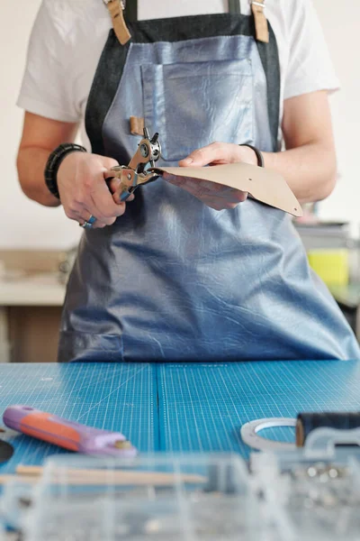 Νεαρός Δημιουργικός Άνδρας Workwear Στέκεται Δίπλα Στο Τραπέζι Ενώ Κρατώντας — Φωτογραφία Αρχείου