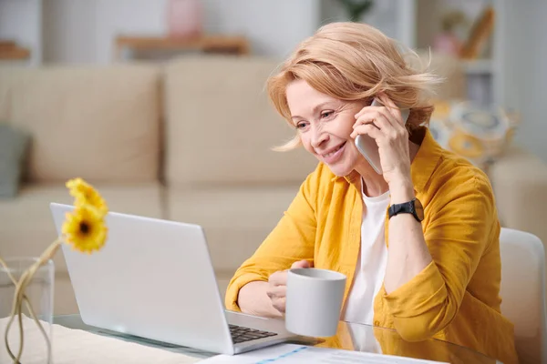Happy Mature Businesswoman Mug Mobile Phone Consulting One Clients While — Stock Photo, Image