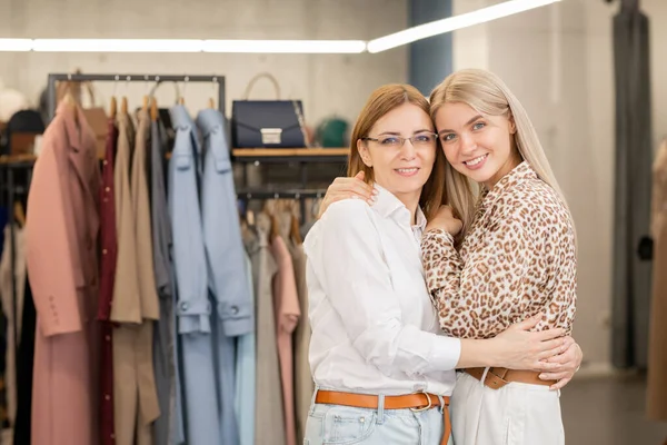 Dos Lindas Clientas Abrazándose Mientras Paran Frente Cámara Boutique Departamento —  Fotos de Stock