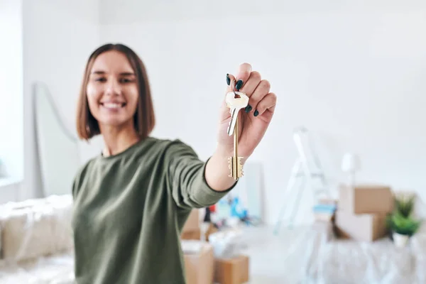 Main Jeune Femme Heureuse Tenue Décontractée Tenant Clé Nouvel Appartement — Photo