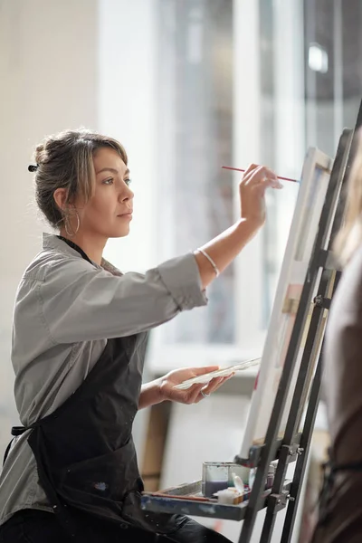 Fille Sérieuse Dans Tablier Tenant Palette Tout Étant Assis Devant — Photo