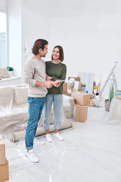 Lächelnde Junge Frau Hört Idee Ihres Mannes Über Neue Wohnungsplanung — Stockfoto