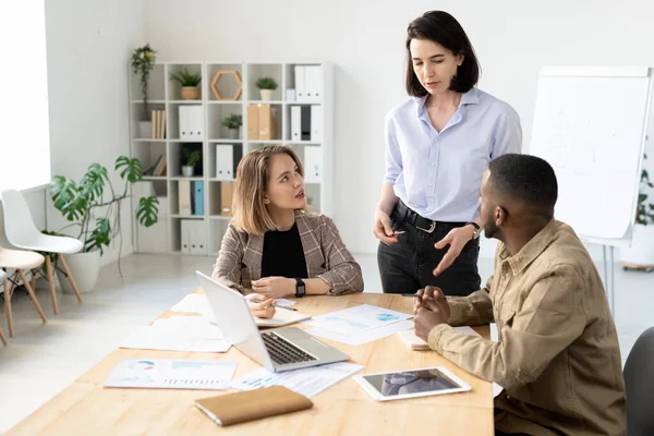 Jóvenes Colegas Multiétnicos Discutiendo Datos Analíticos Mientras Trabajan Una Nueva — Foto de Stock