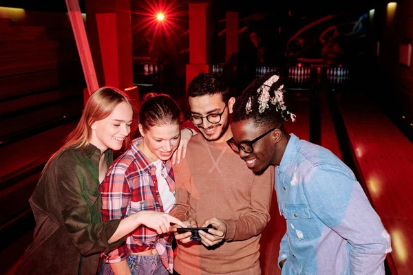 Grupp Glada Unga Interkulturella Vänner Bläddra Igenom Sina Bilder Smartphone — Stockfoto