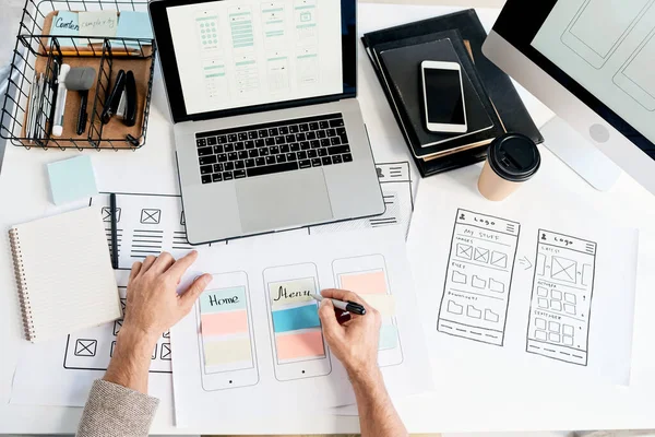 Bovenaanzicht Van App Interface Ontwerper Het Maken Van Plakkerige Notities — Stockfoto