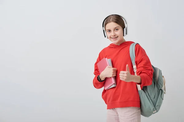 Bella Ragazza Allegra Con Zaino Sul Retro Libri Mano Che — Foto Stock