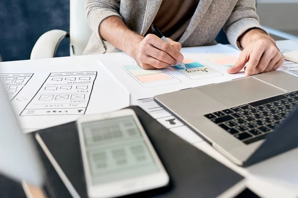 Close Unrecognizable Designer Sitting Desk Devices Making Post Notes Phone — Stock Photo, Image