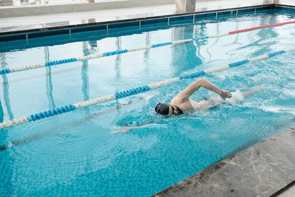 Baard Man Met Pet Bril Zwemmen Beroerte Tijdens Training Het — Stockfoto