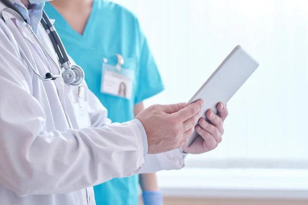 Primo Piano Del Medico Irriconoscibile Camice Laboratorio Utilizzando Tablet Mentre — Foto Stock