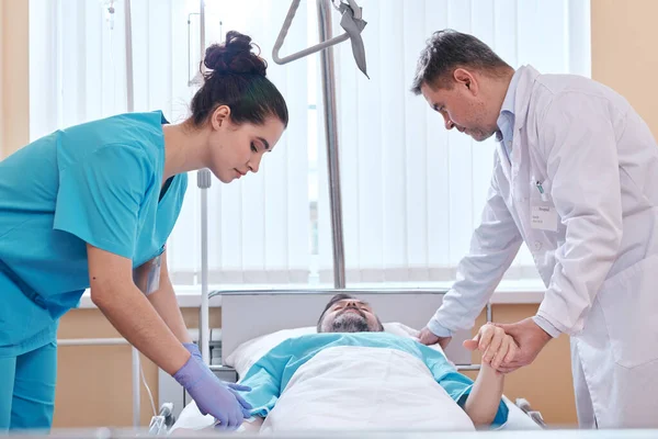 Sjuksköterska Och Läkare Som Står Vid Sjukhussängen Och Kontrollerar Patientens — Stockfoto