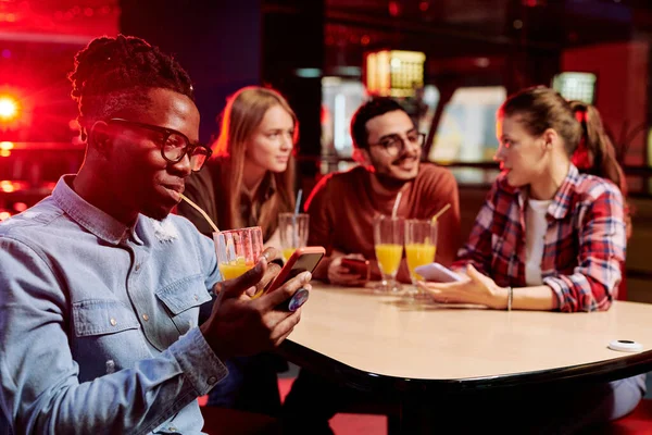 Jonge Afrikaanse Man Nippen Vers Sinaasappelsap Door Stro Tijdens Het — Stockfoto