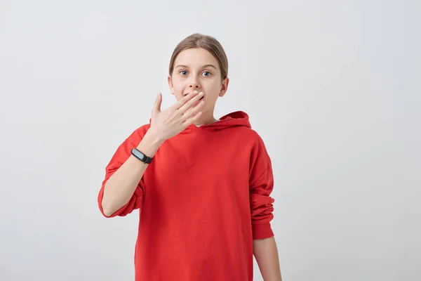 Sorprendido Adolescente Sudadera Con Capucha Roja Smartwatch Mantener Una Mano — Foto de Stock