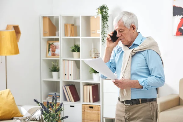 Uomo Anziano Moderno Che Cammina Sul Soggiorno Chiama Manager Questioni — Foto Stock